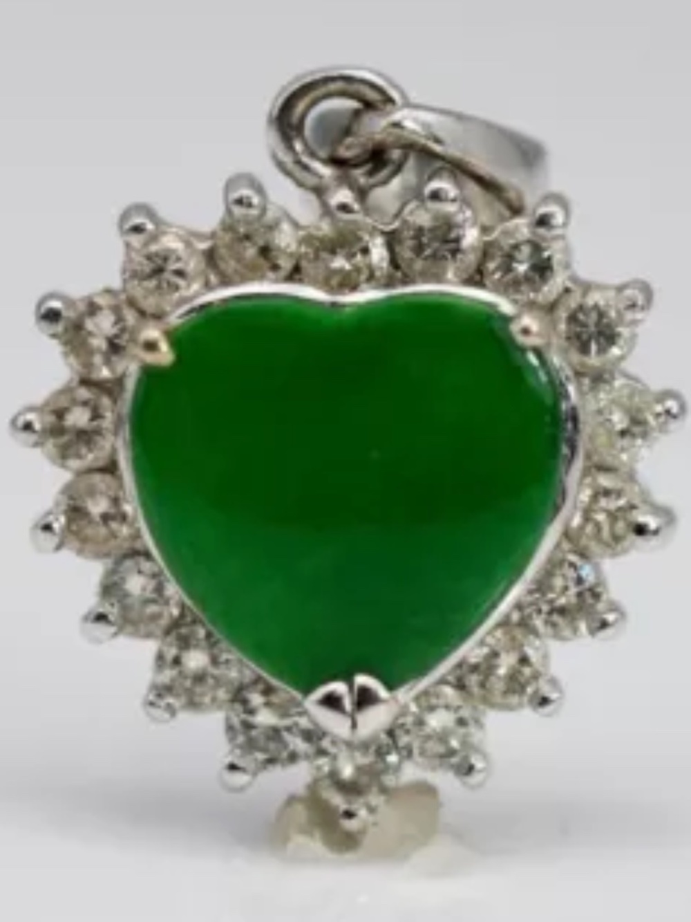 2.5g 18KWG INTENSE GREEN JADE AND 0.27ctw DIAMOND HEART SHAPED PENDANT